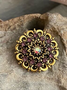 5/$10❤️❤️❤️New Antique Gold Tone Alloy Floral Purple Crystals Mini Broach
